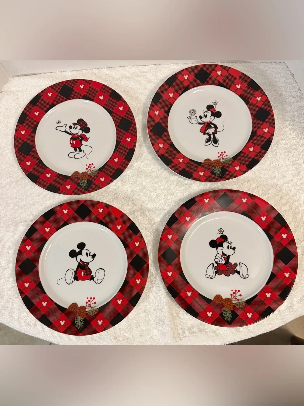 Disney Mickey Minnie Christmas Plaid Appetizer Plates Set 4 Ceramic NWT Zrike